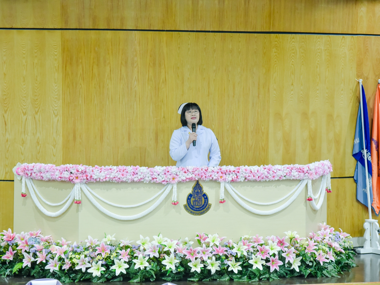 คณะพยาบาลศาสตร์ จัดพิธีปัจฉิมนิเทศ รับขีดหมวกและเข็มสถาบัน ประจำปีการศึกษา 2568