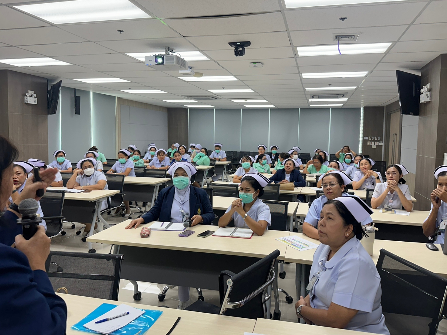 คณะพยาบาลศาสตร์ เข้าพบฝ่ายบริการพยาบาล โรงพยาบาลสงขลานครินทร์ เพื่อขอความอนุเคราะห์ในการฝึกเพิ่มเติม เนื่องจากผลกระทบจากสถานการณ์อุทกภัย
