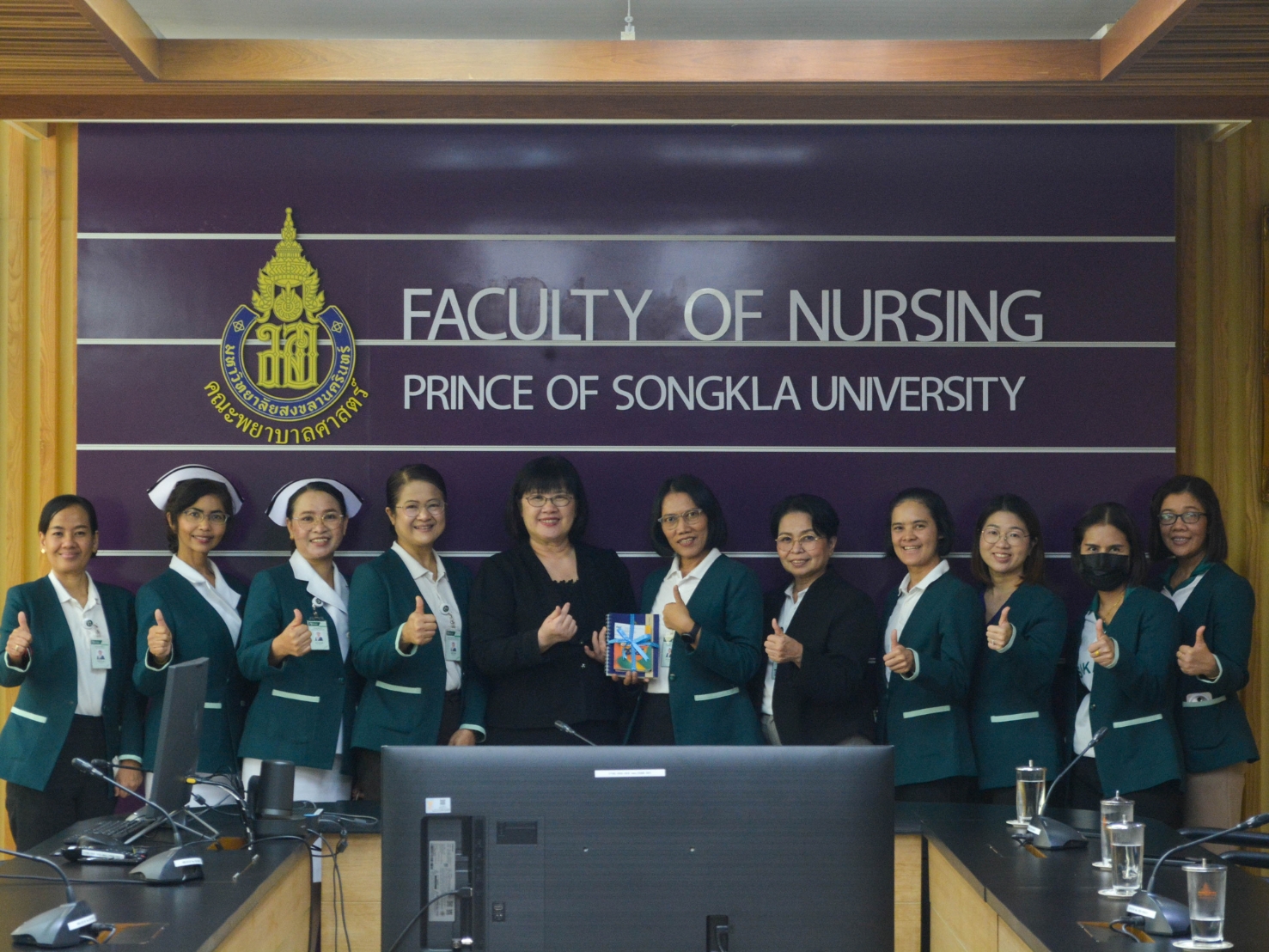 ตัวแทนหัวหน้าแผนก ฝ่ายการพยาบาล โรงพยาบาลศิครินทร์ หาดใหญ่ เข้าพบคณบดีคณะพยาบาลศาสตร์ เพื่อสวัสดีปีใหม่ 2569