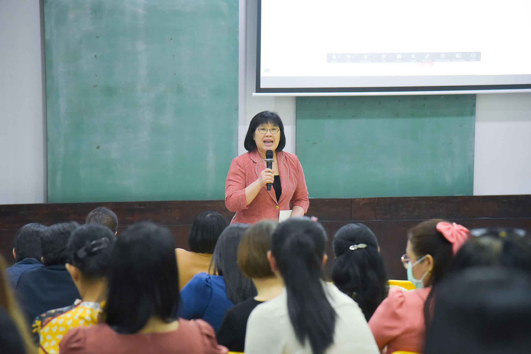 กิจกรรม “Meet the Dean: บุคลากรสายอำนวยการ”
