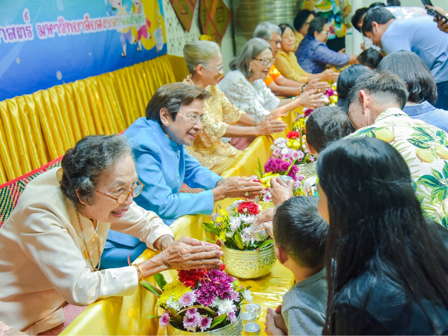 ฝ่ายพัฒนาเด็กปฐมวัย จัดกิจกรรมอนุรักษ์ศิลปะวัฒนธรรม: กิจกรรมรดน้ำดำหัววันสงกรานต์บูรณาการทุกช่วงวัย