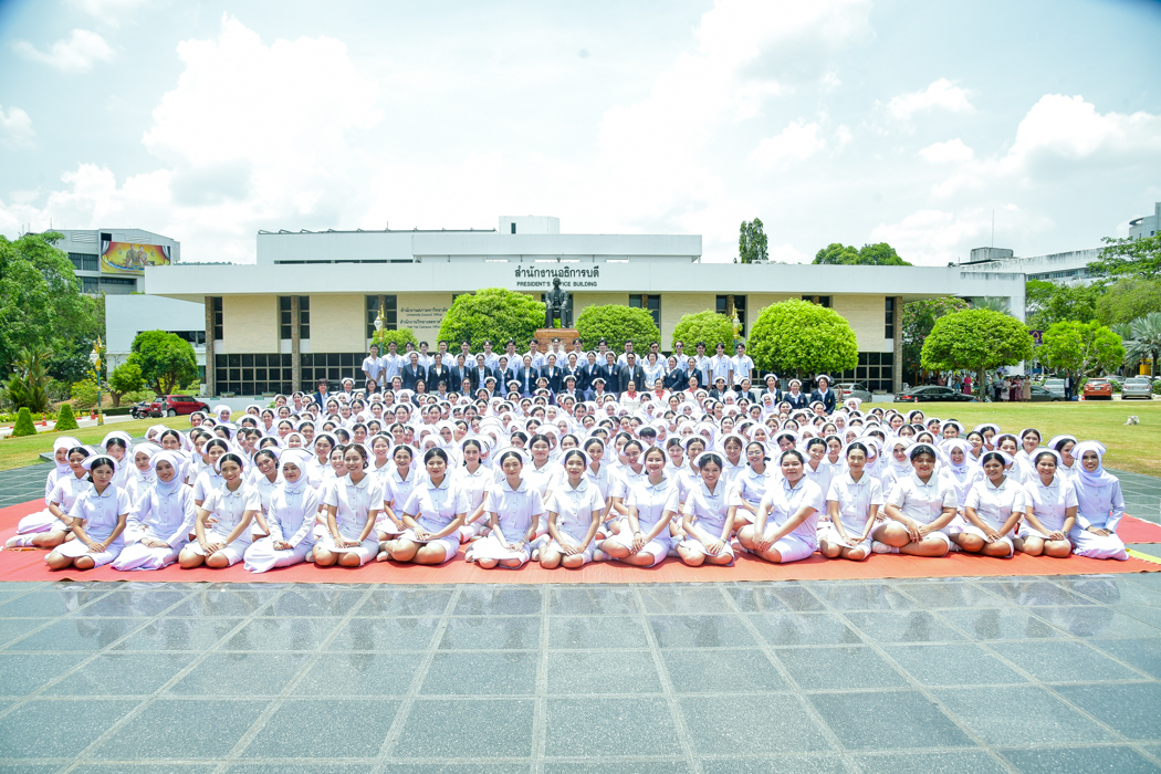 พิธีสำเร็จการศึกษารับขีดหมวกและเข็มสถาบัน หลักสูตรพยาบาลศาสตรบัณฑิต ประจำปีการศึกษา 2566 ในวันเสาร์ที่ 20 เมษายน 2567 ณ ห้องเรียน L1 คณะวิทยาศาสตร์ มหาวิทยาลัยสงขลานครินทร์