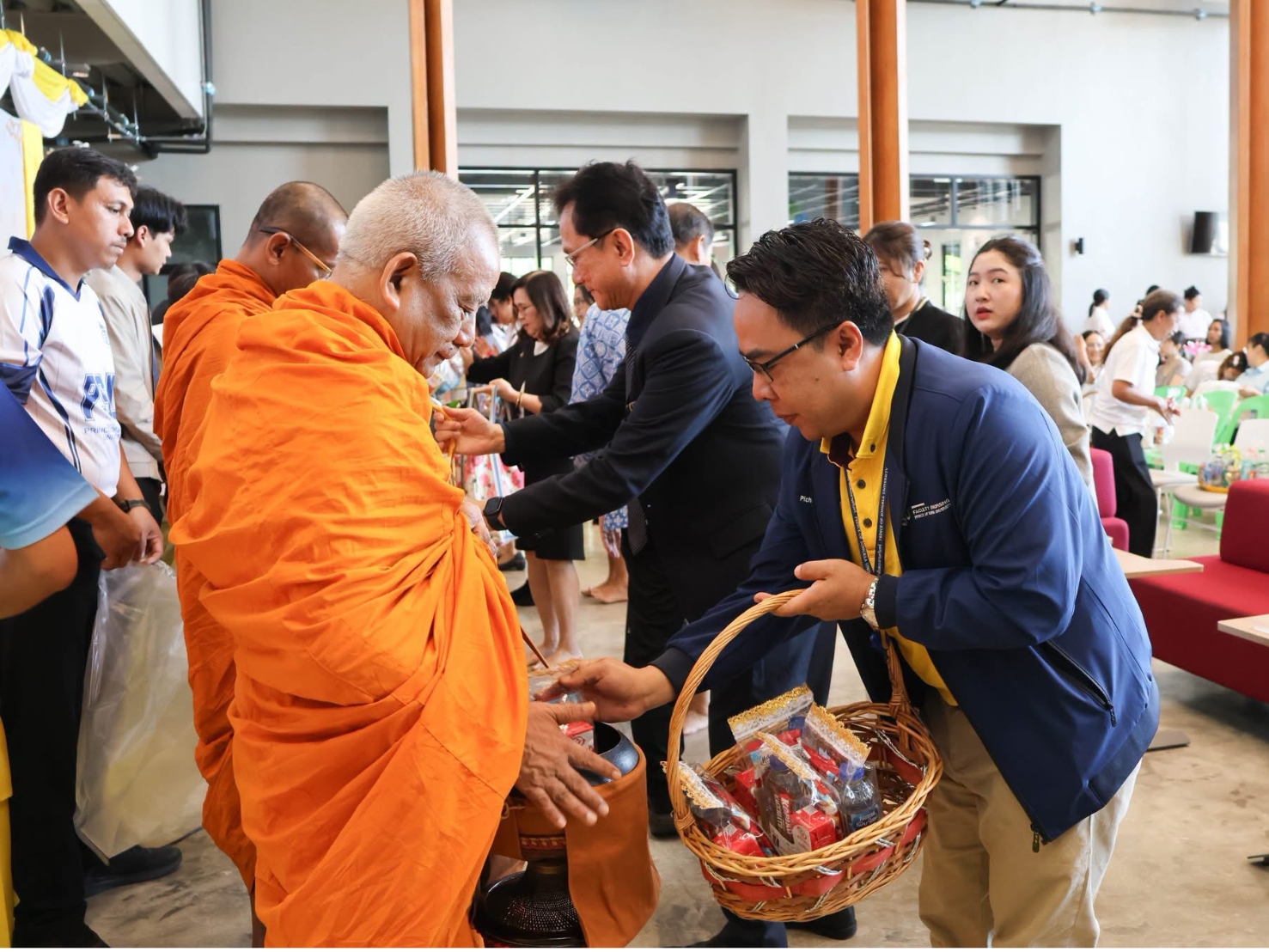 คณะพยาบาลศาสตร์ ม.อ. ร่วมพิธีทำบุญตักบาตร เนื่องในโอกาสเฉลิมพระชนมพรรษา