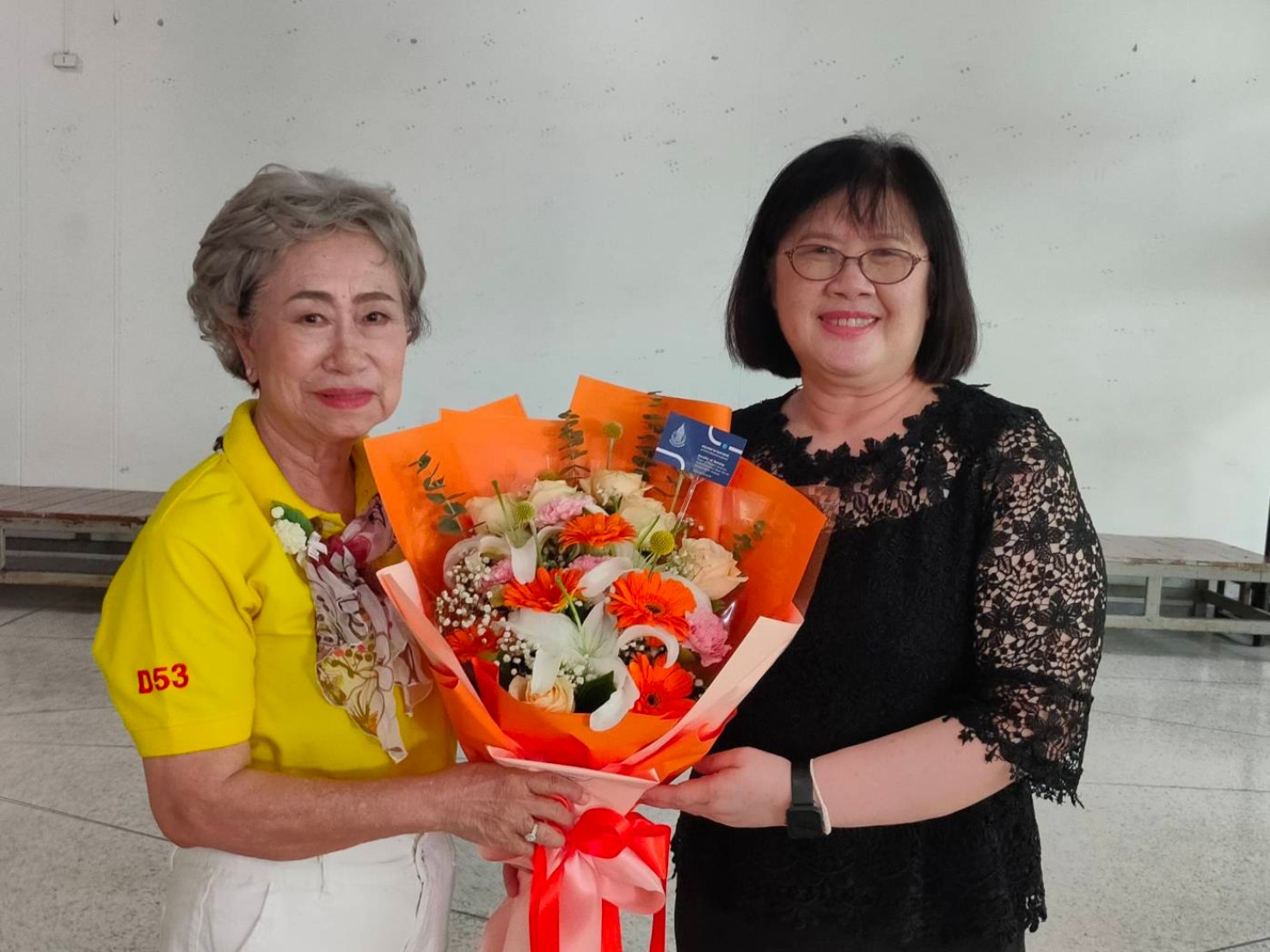 คณบดีคณะพยาบาลศาสตร์ ร่วมกิจกรรมและมอบช่อดอกไม้ให้กับสมาชิกศูนย์ส่งเสริมสุขภาพและฟื้นฟูสภาพผู้สูงอายุ